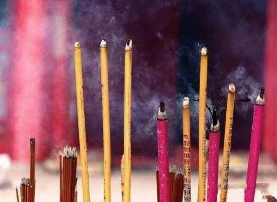 祭拜亲人时烧香,香断了要怎么处理?