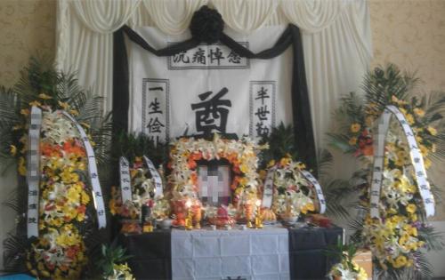 海湾园介绍老人去世灵堂中间为什么要摆奠字?